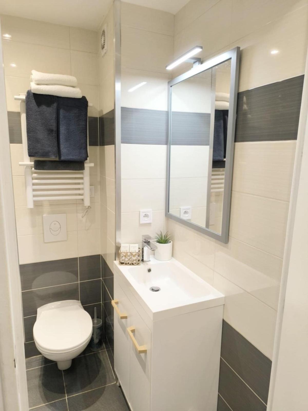 Escapade Cosy Avec Piscine Au Centre-ville - Ideal Pour Couples Et Professionnels Appartamento *